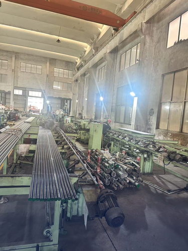 Piston çubuğu için merkezsiz öğütme makinesi