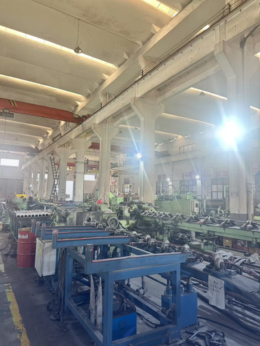 Piston çubuğu için merkezsiz öğütme makinesi